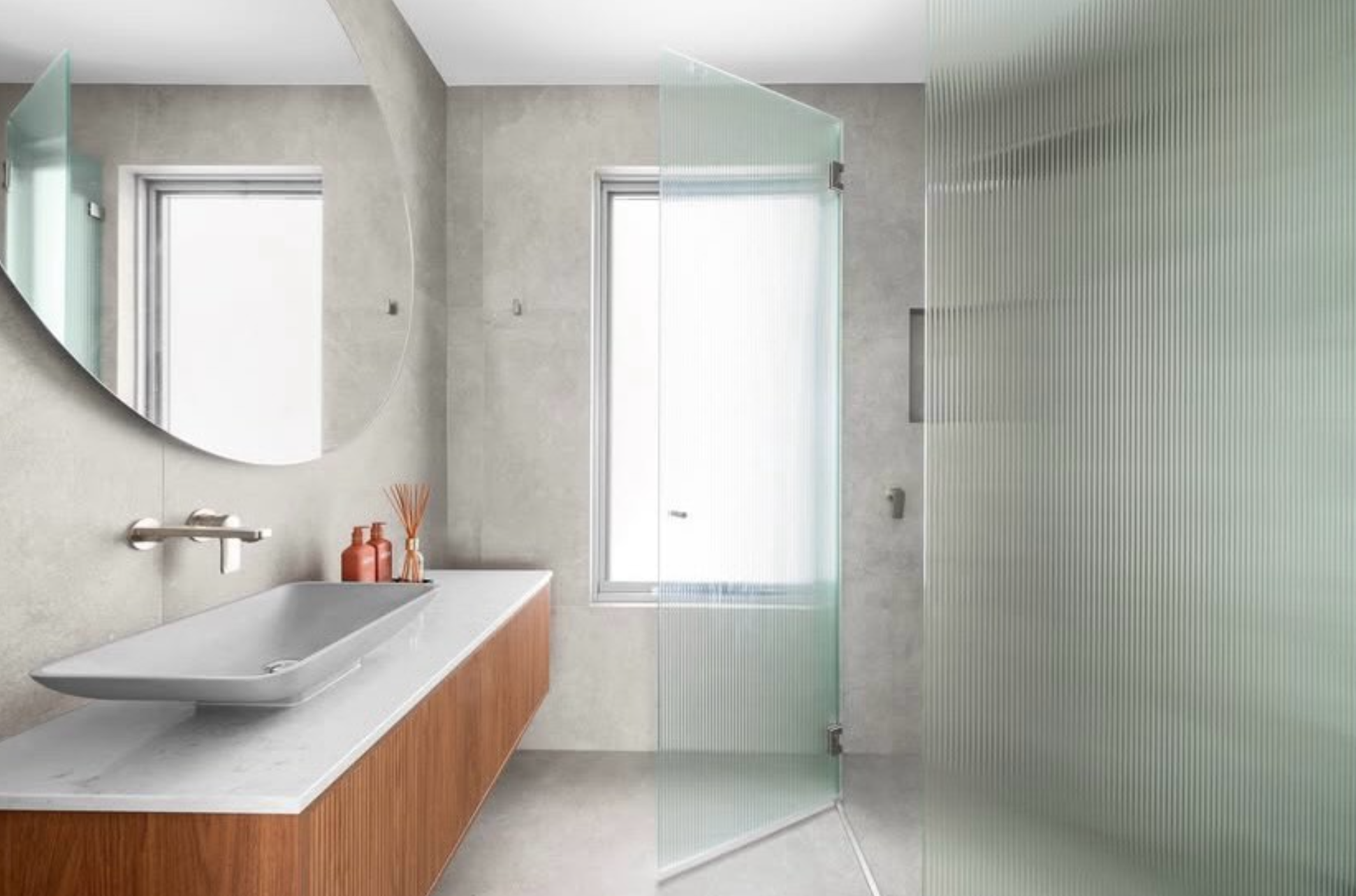 Frameless glass shower screen by C.I Frameless